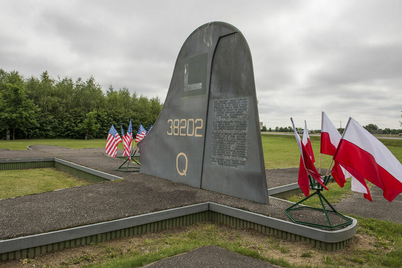 Pomnik upamiętnia amerykańskich lotników. Napisy już zostały zmyte