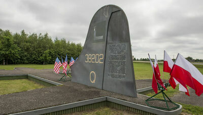 Pomnik upamiętnia amerykańskich lotników. Napisy już zostały zmyte