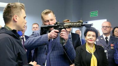 Minister Czarnek otwiera szkolną strzelnicę. "Szkolenia wojskowe to dzisiaj rzecz nie do przecenienia"