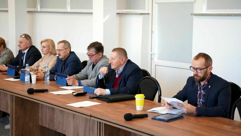 Radny Jakub Jakubowski (pierwszy z prawej) wytknął przewodniczącemu hipokryzję