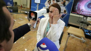 Pani Ewelina wcieliła się w rolę pacjentki. Opisywała, że w momencie kiedy lekarz robił zdjęcie, miała wrażenie jak by ktoś ją fotografował z użyciem lampy błyskowej