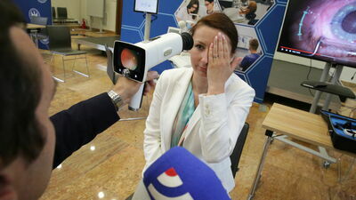 Pani Ewelina wcieliła się w rolę pacjentki. Opisywała, że w momencie kiedy lekarz robił zdjęcie, miała wrażenie jak by ktoś ją fotografował z użyciem lampy błyskowej