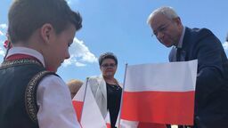 Biało-czerwone flagi wręczał wraz z prezydentem Zamościa senator Jerzy Chróścikowski.