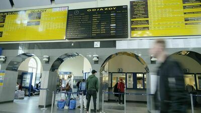 Lubelskie. Wiele pociagów odwołanych. Pasażerowie czekali na peronach