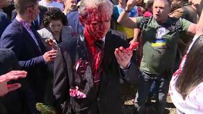 Protest w Warszawie, doszło do przepychanek. Ambasador Rosji oblany czerwoną farbą