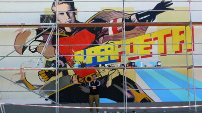 Baczyński w roli Superpoety ozdobił ścianę SP nr 2 w Puławach. To pierwsze dzieło kazimierskiego artysty, Michała Stachyry w stolicy powiatu puławskiego