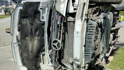 Bus uderzył w przepust. Nieprzytomna 22-latka przewieziona do szpitala