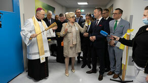 W uroczystości otwarcia neurologii wzięło udział bardzo wielu gości, lekarzy, dyrektorów szpitali, samorządowców i parlamentarzystów. Było oficjalne przecięcie wstęgi i zwiedzanie oddziału, który poświęcił biskup Marian Rojek, ordynariusz diecezji zamojsko-lubaczowskiej