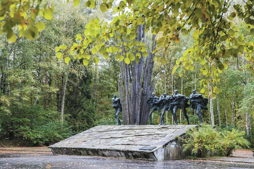 Porytowe Wzgórze to miejsce jednej z największych bitew partyzanckich okresu II wojny światowej. 9-14 czerwca 1944 roku z hitlerowskimi żołnierzami walczyli partyzanci polscy i radzieccy. Pomnik dłuta Bronisława Chromego przedstawia pięciu biegnących partyzantów, pomiędzy którymi wybucha granat