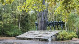 Porytowe Wzgórze to miejsce jednej z największych bitew partyzanckich okresu II wojny światowej. 9-14 czerwca 1944 roku z hitlerowskimi żołnierzami walczyli partyzanci polscy i radzieccy. Pomnik dłuta Bronisława Chromego przedstawia pięciu biegnących partyzantów, pomiędzy którymi wybucha granat