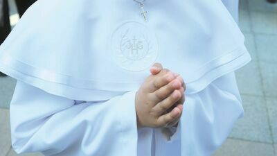 Pierwsza komunia. Ile kosztuje przyjęcie, najpopularniejsze prezenty na liście życzeń