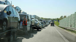 W poniedziałek 900, a we wtorek około 800 samochodów stało przed przejściem granicznym w Dorohusku. Wiele z tych pojazdów to lawety, a na nich od 1 do 9 samochodów