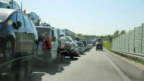 W poniedziałek 900, a we wtorek około 800 samochodów stało przed przejściem granicznym w Dorohusku. Wiele z tych pojazdów to lawety, a na nich od 1 do 9 samochodów