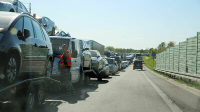 W poniedziałek 900, a we wtorek około 800 samochodów stało przed przejściem granicznym w Dorohusku. Wiele z tych pojazdów to lawety, a na nich od 1 do 9 samochodów