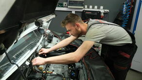 Jedną z recept na drogą benzynę jest przestawienie się na LPG, które jest tańsze o połowę. W serwisie Stag w Lublinie (na zdjęciu pan Michał) standardowa instalacja kosztuje około 2,5 tys. zł