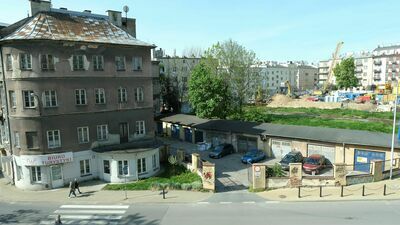 Nowy budynek miałby stać wzdłuż ul. Karskiego (wąskiej uliczki między czarnym biurowcem a miejscem po Biedronce), zabudowa miałaby też być prowadzona prostopadle do uliczki, w głąb terenu. Półokrągły, parterowy obiekt musiałby zostać zachowany