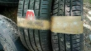 Dzięki temu że na części porzuconych opon znajdowały się numery rejestracyjne pojazdów, strażnicy miejscy szybko doszli do warsztatu, w którym opony miały być przechowywane