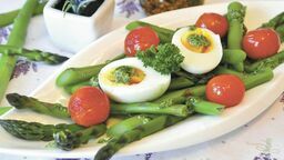 Szparagi na widelcu. Jak przyrządzić te jarzyny? [przepisy]