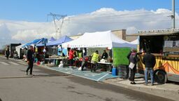 Większość uchodźców, którzy jadą drogą S17 z Ukrainy w kierunku Warszawy zatrzymuje się na Miejsku Obsługi Podróżnych w Markuszowie, gdzie nadal funkcjonuje zorganizowana oddolnie, społeczna pomoc humanitarna