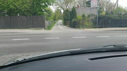 Zagrody czeka na zmianę organizacji ruchu. Nie dość, że jest wąsko, to kierowcy muszą przeciąć chodnik chcąc wyjechać na główną drogę