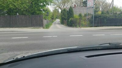 Zagrody czeka na zmianę organizacji ruchu. Nie dość, że jest wąsko, to kierowcy muszą przeciąć chodnik chcąc wyjechać na główną drogę