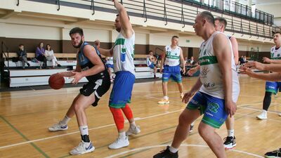 Jakub Łódź-Śmigielski (z piłką) to jeden z ciekawszych zawodników, którzy agrają w turnieju Twierdza Zamość Basket Cup

