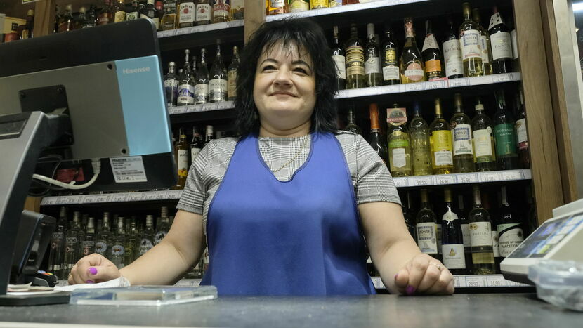 Aneta Tomiło, od 22 lat sprzedawczyni w tym samym sklepie spożywczym w centrum Lublina 