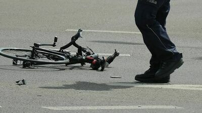 Kraksa na skrzyżowaniu. Rowerzystka wymusiła pierwszeństwo na innej rowerzystce