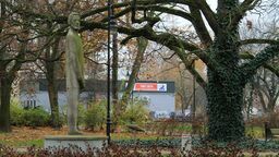 Pomnik, który na Skwerze Niepodległości stoi od 1964 roku, a więc 58 lat, najpewniej doczeka 60-tki. Puławscy radni odrzucili petycję o jego usunięcie