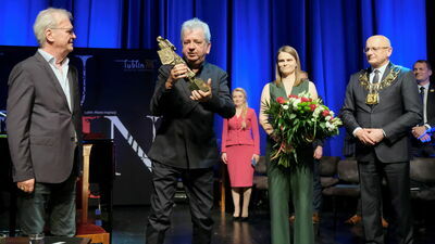 Reżyser Jacek Bromski, autor laudacji, Juliusz Machulski, Honorowy Obywatel Lublina, Karolina Rozwód, dyrektor Teatru Starego w Lublinie, Krzysztof Żuk, prezydent Lublina