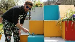 Michał Stachyra, pomysłodawca "szlaku rzeźby współczesnej", postanowił odświeżyć wygląd drewnianej instalacji ustawionej na skwerze przy Małym Rynku