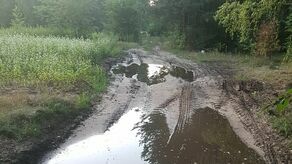 Kolonia Uściąż. Wiosną i jesienią droga, która miała wytyczać Armia Czerwona idąca na Berlin zamienia się w odcinek specjalny