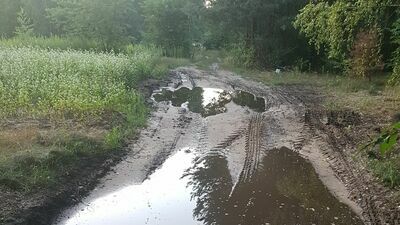 Kolonia Uściąż. Wiosną i jesienią droga, która miała wytyczać Armia Czerwona idąca na Berlin zamienia się w odcinek specjalny