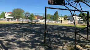 To co znajduje się na tyłach II LO, trudno nawet nazwać boiskiem.