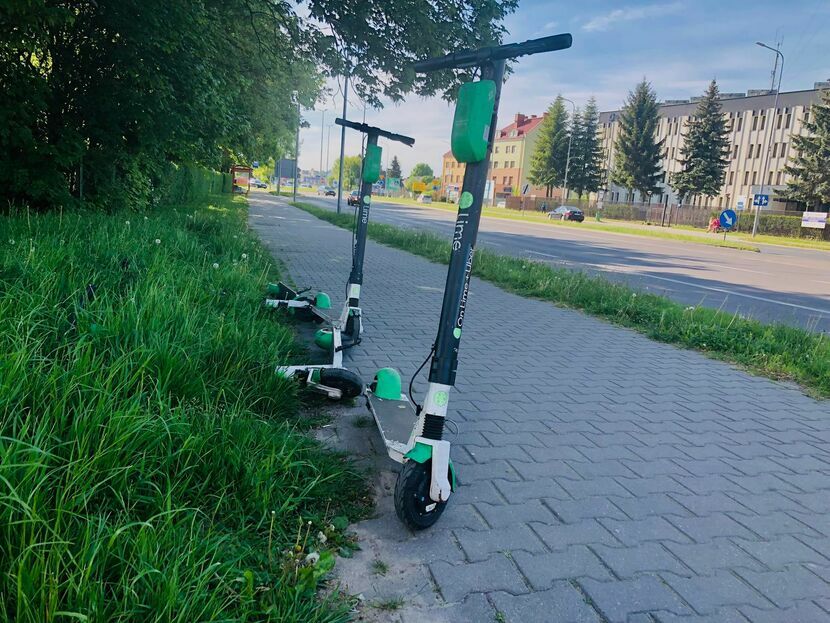 Nawet krótki spacer wzdłuż którejkolwiek z głównych ulic w Zamościu pozwala „namierzyć” hulajnogi. Aplikacja umożliwiająca korzystanie z tych pojazdów wskazuje, że jest ich mieście kilkadziesiąt.