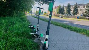 Nawet krótki spacer wzdłuż którejkolwiek z głównych ulic w Zamościu pozwala „namierzyć” hulajnogi. Aplikacja umożliwiająca korzystanie z tych pojazdów wskazuje, że jest ich mieście kilkadziesiąt.