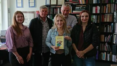 Od lewej: Yaryna Posuniak, Milena Kamińska - autorka bajki i Elżbieta Kosik - wolontariuszka z dworca PKP. Za nimi Wiesław Szewczyk - wolontariusz i Wojciech Guz, szef drukarni Petit w Lublinie