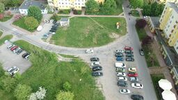 Plan, który obowiązuje od 2002 r., przeznacza to miejsce pod zabudowę usługową.