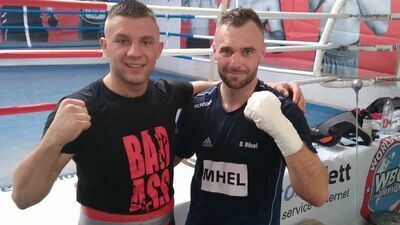 Kajetan Kalinowski (z lewej) do walki przygotowywał się m.in. w Halle gdzie sparował z Dominiciem Boeselem