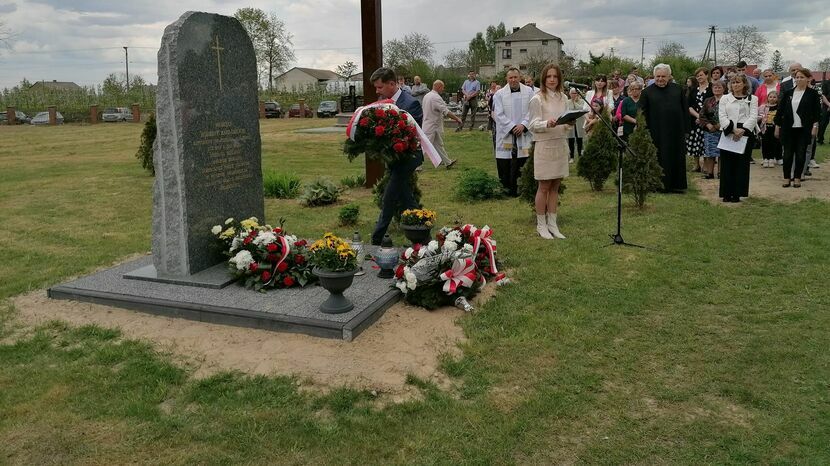 Puszno Skokowskie, odsłonięcie pomnika na cmentarzu