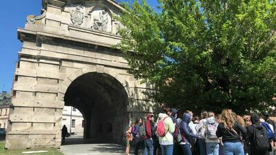 Stara Brama Lwowska to jeden z najcenniejszych zabytków Zamościa. Była budowana dwuetapowo według projektu Bernardo Morando. Jest obecnie stałym punktem w programie wycieczek odwiedzających miasto.