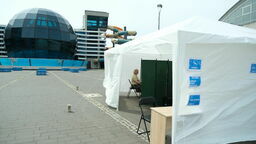 W namiocie odbywała się zorganizowana przez miasto Lublin plenerowa akcja szczepień na Covid-19