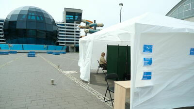 W namiocie odbywała się zorganizowana przez miasto Lublin plenerowa akcja szczepień na Covid-19