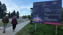 Jeden z billboardów promujących imprezy w Zamościu został umieszczony przy parkingu obok Paku Miejskiego.
