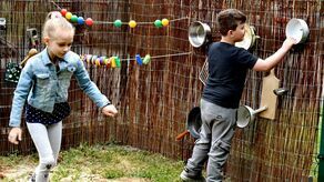 Trochę starych garnków, kilkanaście kłódek i zabawa na pół dnia gotowa.