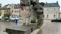 Pomnik powstał w drugiej połowie lat 60. ubiegłego wieku i od dawna dzielił mieszkańców