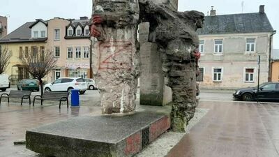 Pomnik powstał w drugiej połowie lat 60. ubiegłego wieku i od dawna dzielił mieszkańców