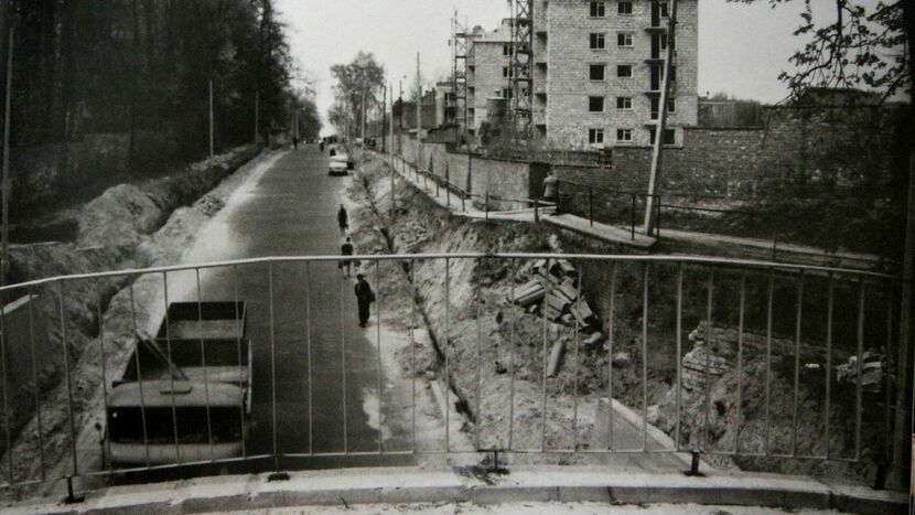 Widok z nowego wtedy mostku nad powstającą w dole ul. Głęboką w 1969 roku. Po 53 latach od oddania do użytku, piesza kładka wymaga renowacji 