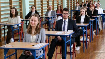 Absolwenci II LO w Puławach w dobrych nastrojach, tuż przed maturą z języka polskiego