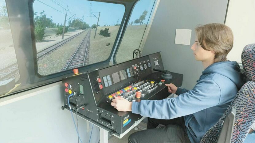 Uczniowie Zespołu Szkół Transportowo-Komunikacyjnych sprawdzają swoje predyspozycje w kierowaniu lokomotywą